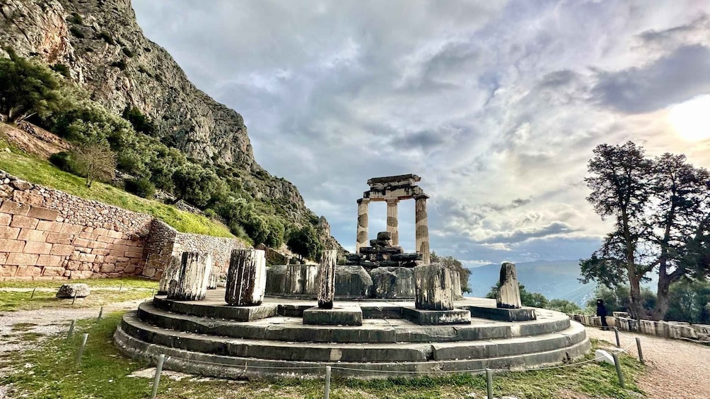 Delphi Navel Of Earth Hosios Loukas Full Day Private Tour