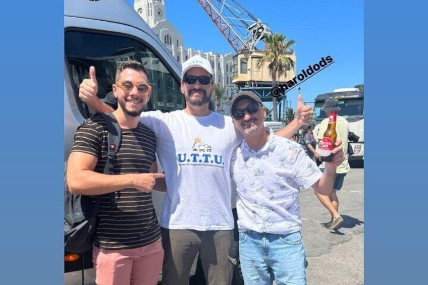 Satisfied tourists from Brasil arriving at the port.