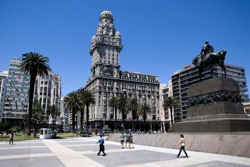 Plaza Independencia - Palacio Salvo / Independance Square - Salvo Palace.