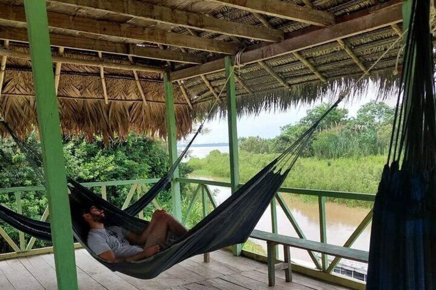 Sala de relajacion de hamacas con vista al rio