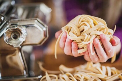 Florence : cours de cuisine de pâtes avec vin à volonté