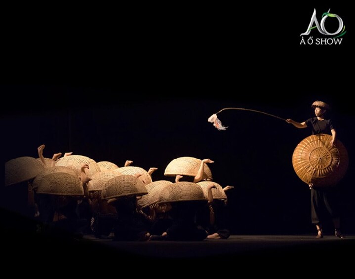 Vietnam : A O Show in Ho Chi Minh
