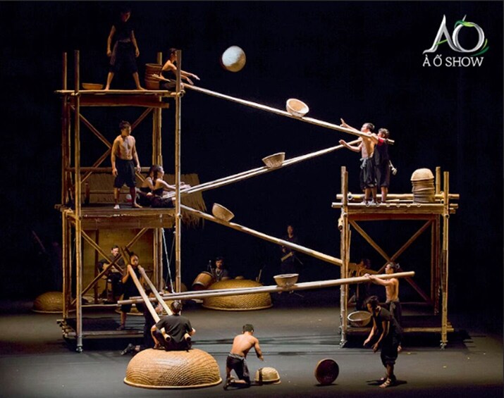 Vietnam : A O Show in Ho Chi Minh