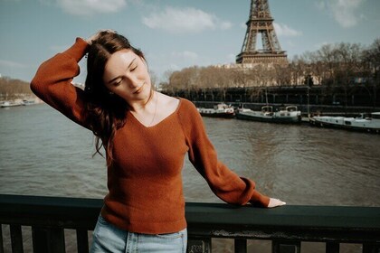 Sesión de fotos privada cerca de la Torre Eiffel y las calles circundantes.