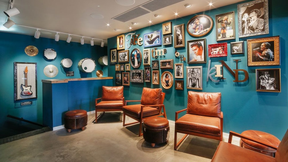 Apri foto 5 di 9. Lounge area on first floor of the Hard Rock Cafe in Antwerp