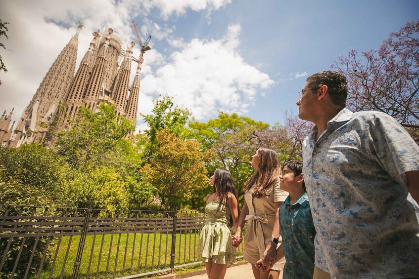 Barcelona: Professional Photoshoot Outside Sagrada Familia
