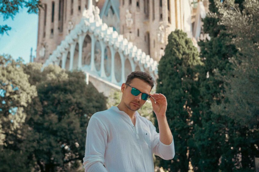 Picture 2 for Activity Barcelona: Professional Photoshoot Outside Sagrada Familia