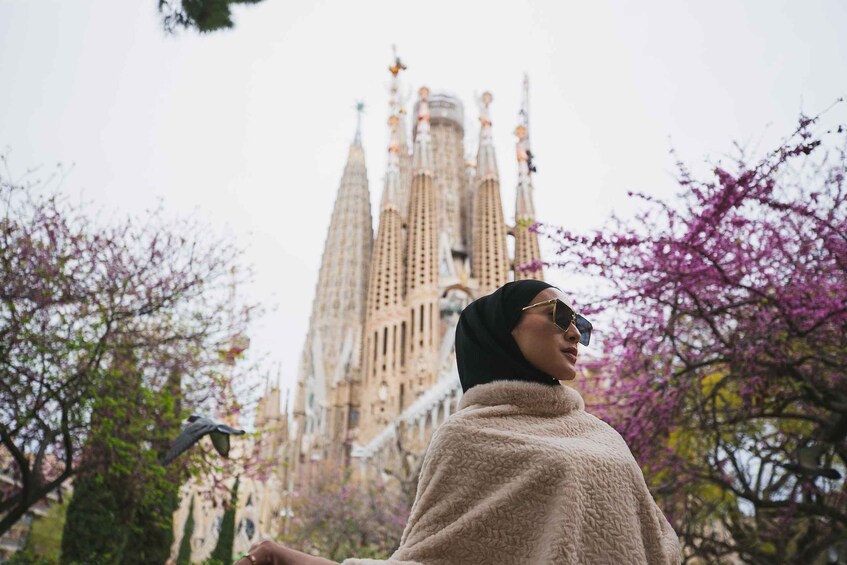 Picture 1 for Activity Barcelona: Professional Photoshoot Outside Sagrada Familia
