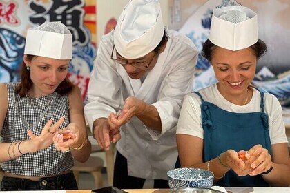 Sushi making class in Tsukiji fish market with Pro sushi chef