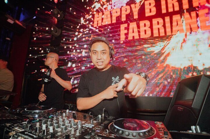 Makati: Pburgos Go Go Bars, Music Clubs & Rooftops Nightlife Tour