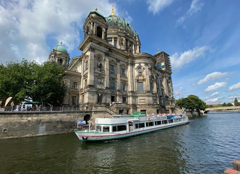 Picture 4 for Activity Berlin: 3.5-Hour Sightseeing Cruise on the Spree River