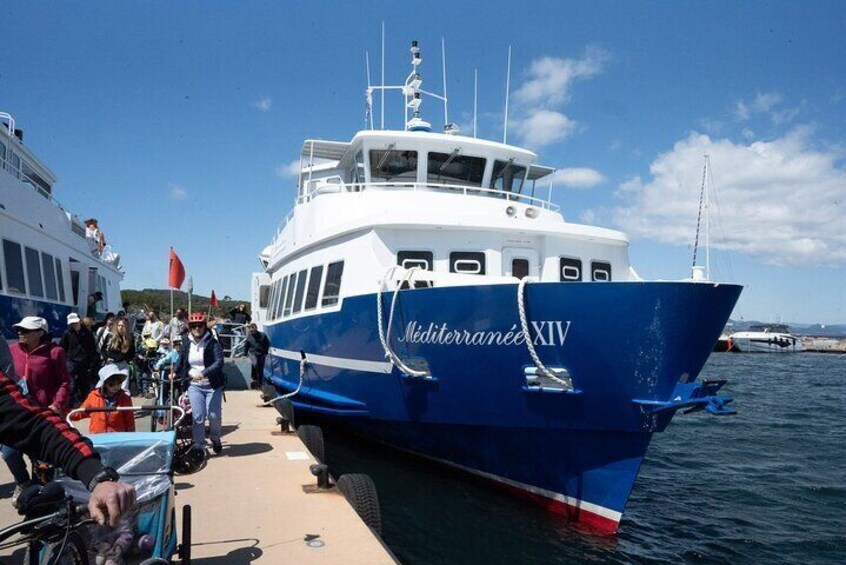 Le ferry assure le transfert du continent à l'île en 15 mn