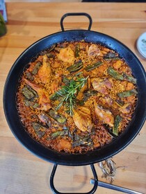 Kelas Memasak Paella & Tapas Privat di Rumah Koki Lokal