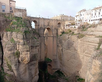 Fra Sevilla: Dagsutflukt til Ronda og Setenil de las Bodegas