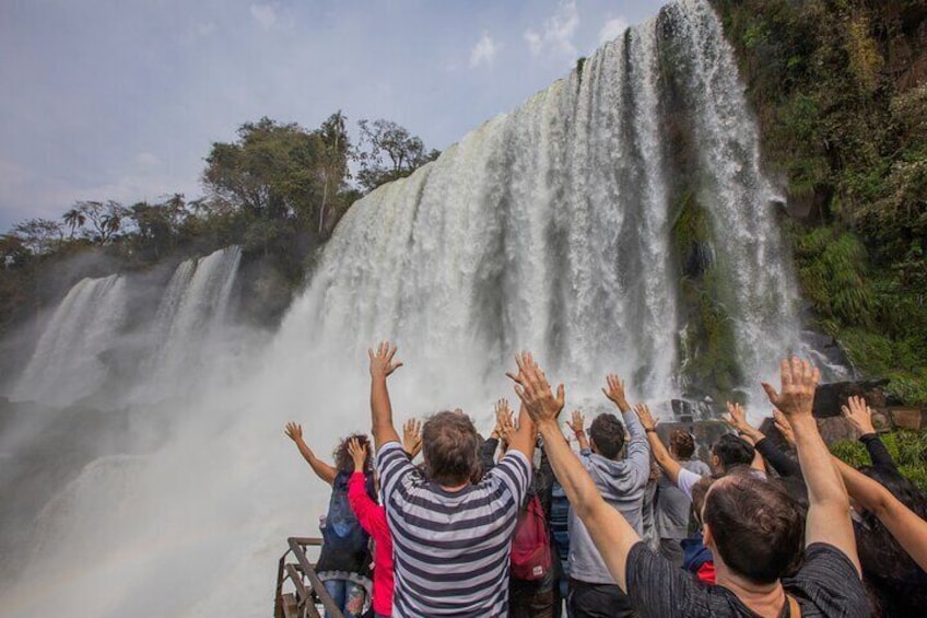 Moment of Capture of Negative Ions in the Mists of the Cataracts