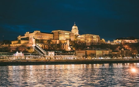 Crucero turístico por Budapest por la noche