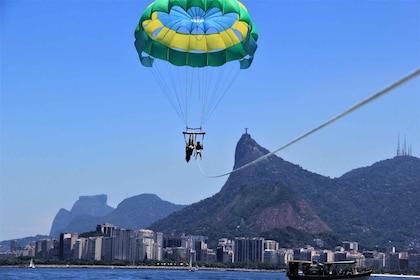 Rio de Janeiro : 2 heures de bateau avec parachute ascensionnel