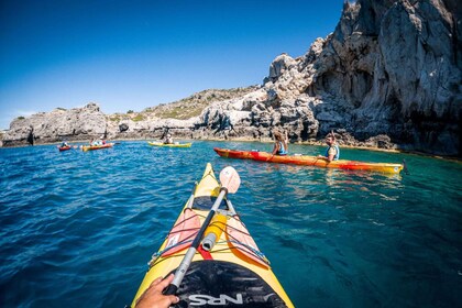 Rodas: actividad combinada de 2 días de kayak de mar y senderismo