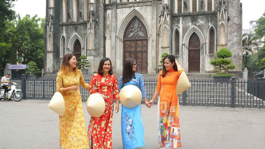 Hanoi: Traditional Ao Dai Dress and Non La Hat Rental