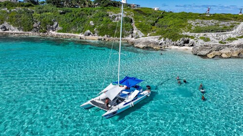 Catamarán privado de medio día con todo incluido en Isla Mujeres