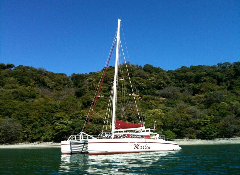 Playa Tamarindo: Sunset Sailing and Snorkeling Tour