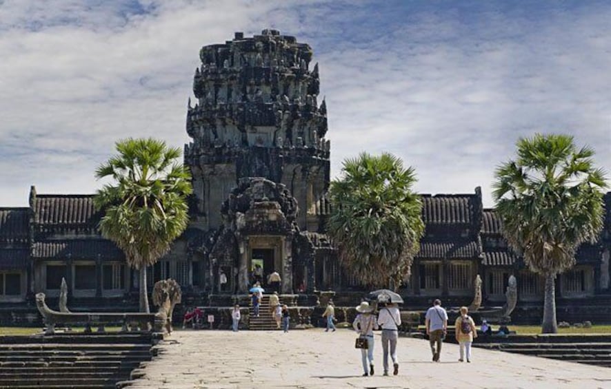 Picture 1 for Activity Siem Reap: Angkor Wat and Roluos Temples 2-Day Tour