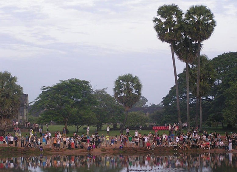 Siem Reap: Angkor Wat and Roluos Temples 2-Day Tour