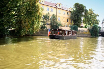 Praag: 1,5 uur boottocht op de rivier en rondleiding met gids