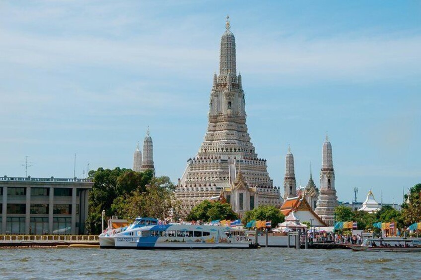 Chao Phraya Tourist Boat Hop On Hop Off in front of Wat Arun or Temple of Dawn