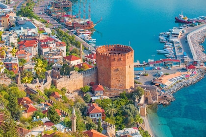 Von der Stadt Side: Alanya geführte Tour mit Bootsfahrt und Mittagessen