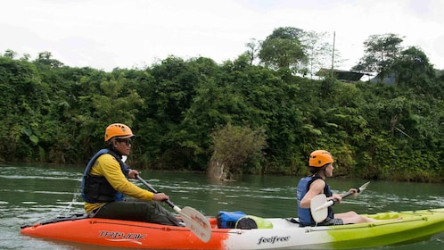 Vang Vieng : Kayak et descente de grottes en tube avec tyrolienne/lagon ble...