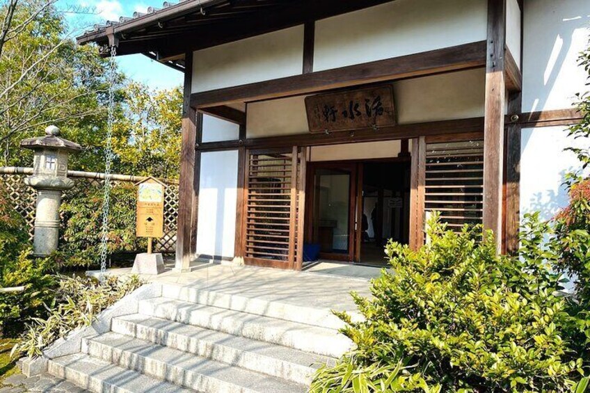 Walking Tour in Himeji Castle Garden and Aizome Indigo Dyeing