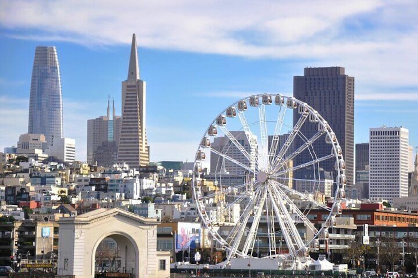 SkyStar Wheel Fisherman's Wharf with the Transamerica Pyramid building