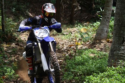 Tabanan: aventura de motocross de enduro por el sendero de la jungla