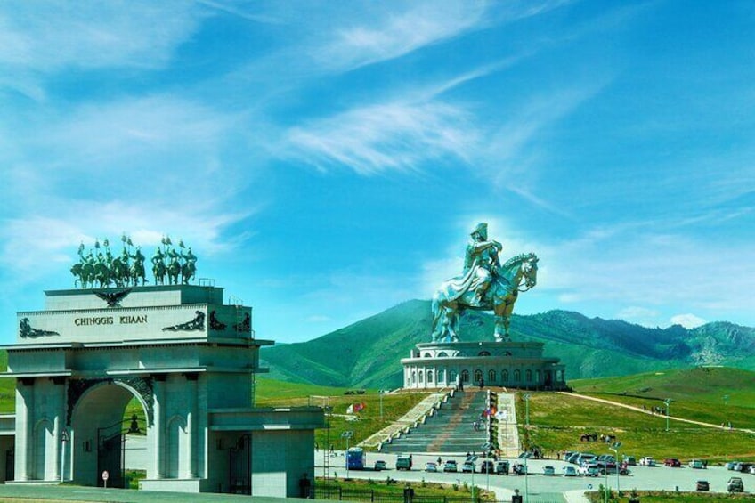 Chinggis Khaan Statue Complex and Sain Nomun Monastery Tour 