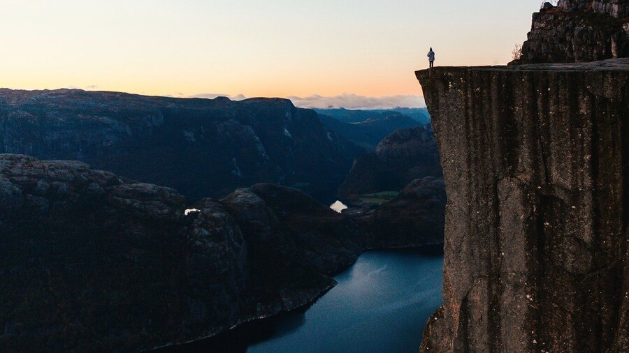 Stavanger: Guided Sunrise Hike to Pulpit Rock