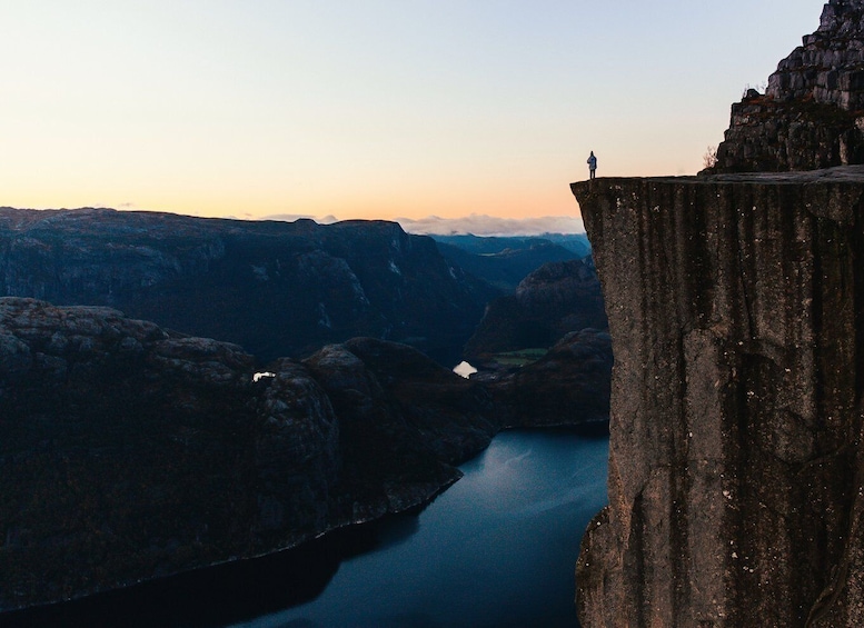 Stavanger: Guided Sunrise Hike to Pulpit Rock