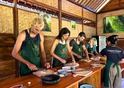 Vanuit Ubud: Balinese kookles op een biologische boerderij