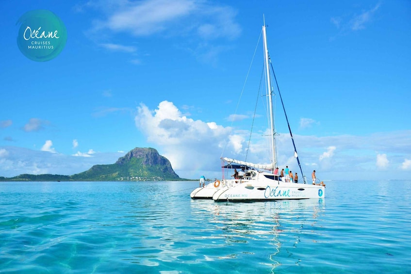 Ile Aux Bénitiers : Private OCÉANE Catamaran Full-Day Cruise