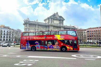 Recorrido turístico en autobús con paradas libres por la ciudad de Madrid y...