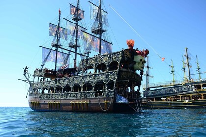 Alanya : Pirates Boat Tour avec déjeuner et boissons