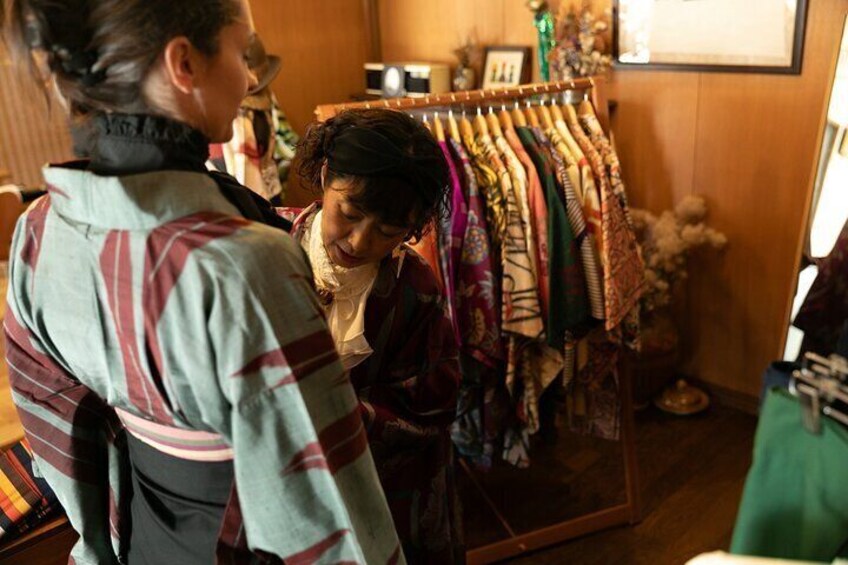 Private Antique Kimono and Hakama Dressing at a Hidden Salon