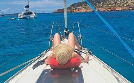 Ibiza : Excursion d’une journée à la voile, seulement jusqu’à 7 invités