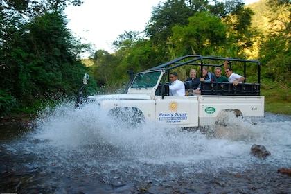 Paraty: Jungle Watervallen en Cachaça Distilleerderij Jeep Tour