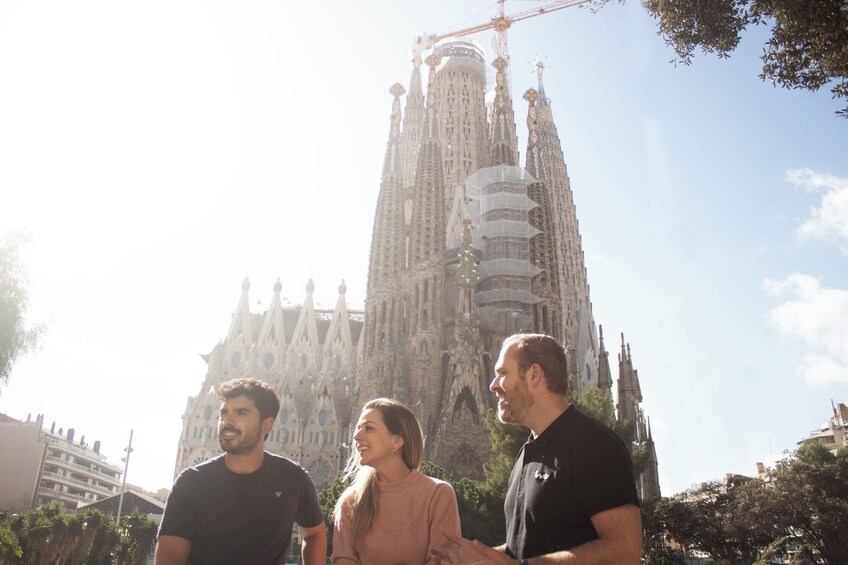 Barcelona’s Best: Walking Tour with Fast-Track Entry to Sagrada Familia 