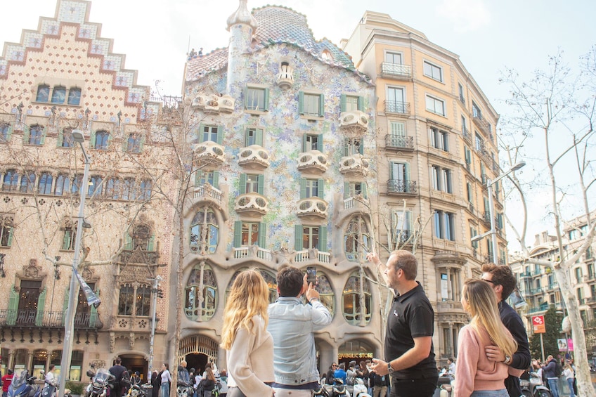 Barcelona’s Best: Walking Tour with Fast-Track Entry to Sagrada Familia 