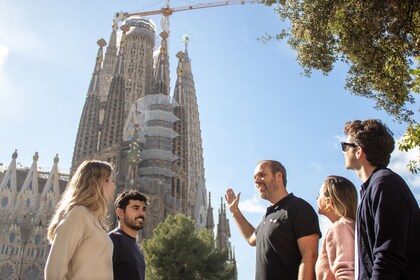 Barcelona’s Best: Walking Tour with Fast-Track Entry to Sagrada Familia