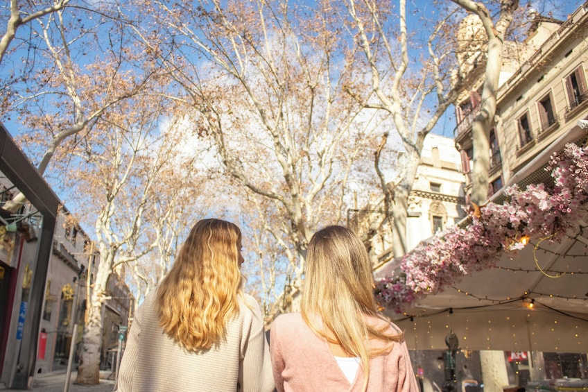 Barcelona’s Best: Walking Tour with Fast-Track Entry to Sagrada Familia 