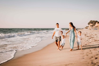 科斯島私人家庭在海灘拍照