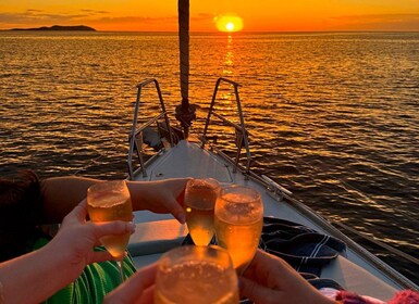 Ibiza: Paseo en barco al atardecer con aperitivos, sólo hasta 6 invitados